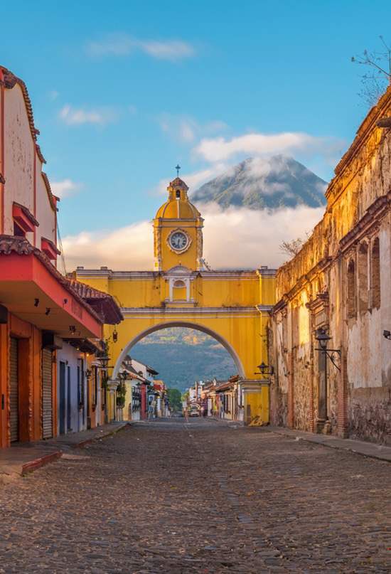 Tengo la necesidad de viajar hasta la Antigua Guatemala, en su día la ciudad de Santiago de Los Caballeros de Guatemala. Me parece un lugar maravilloso.
Y todo lo que sé de ella, lo sé gracias al capitán Espinosa. Su hijo, nietos y biznietos hicieron que su estirpe quedara allí.
