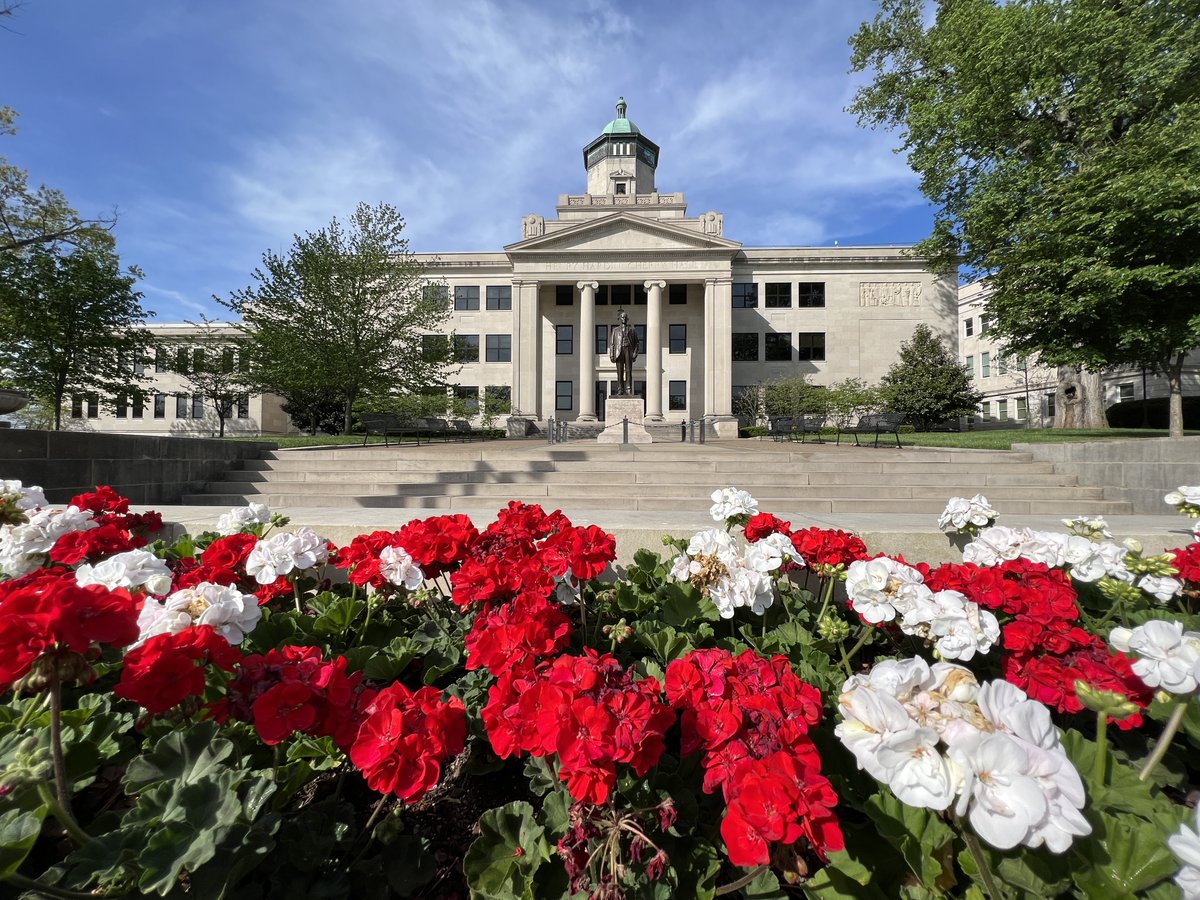 wku's tweet photo. There’s no place like home. 🏡 

We can’t wait to see you tomorrow, Hilltoppers!
⁣
#WKU #BeautifulCampus #WKUFirstDay 
@WKUAlumni @WKUCEBS @CHHS_WKU @WKUGordonFord @WKUHonors @WKUISEC @WkuOgden @WKUPcal @SustainableWKU https://t.co/a3fOhj8PJd