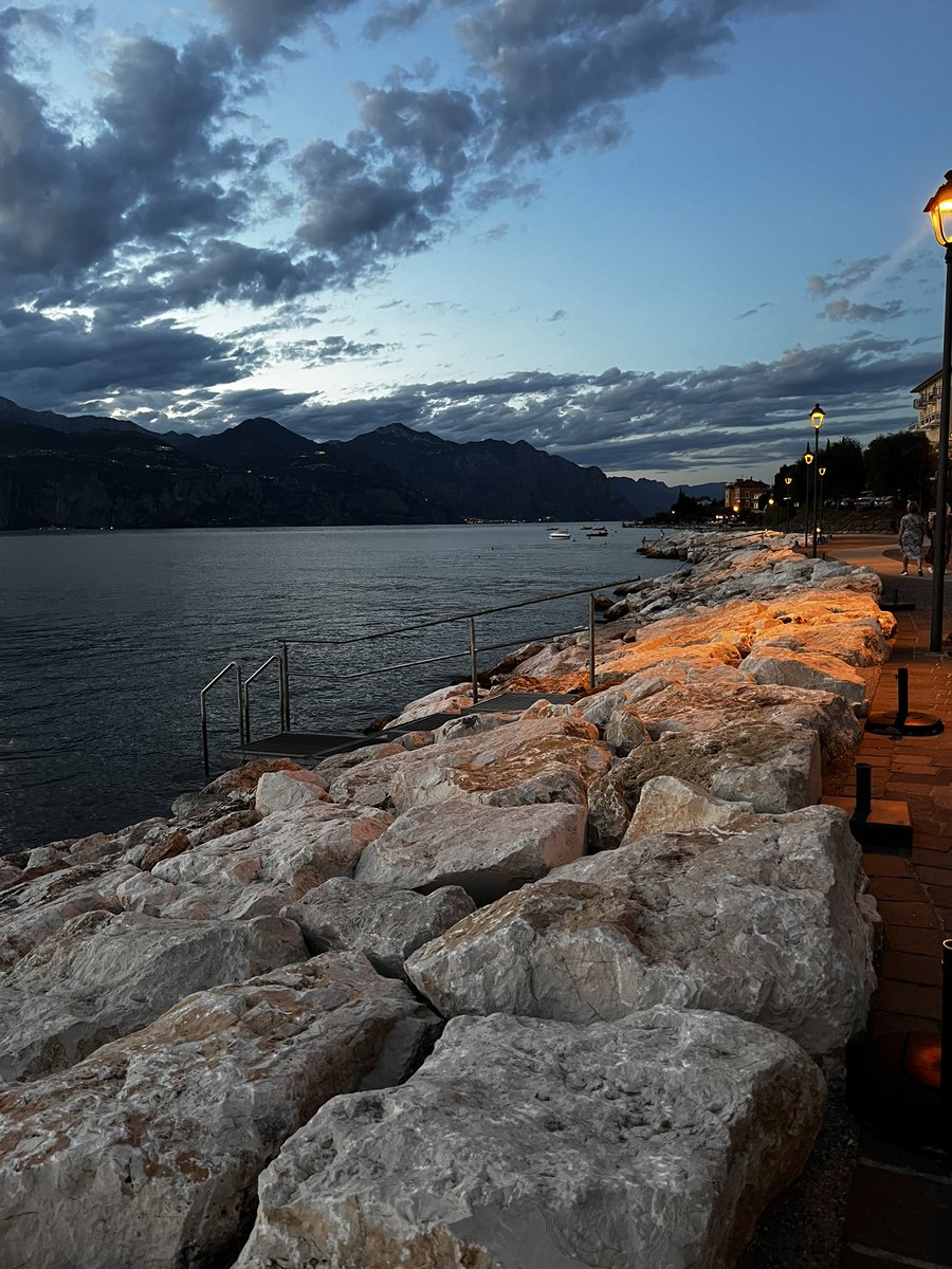 cesa_rina84's tweet photo. #Buonanotte #buonaserata #brenzone #lagodigarda #Familylove ❤️ https://t.co/05N8rwyq9c