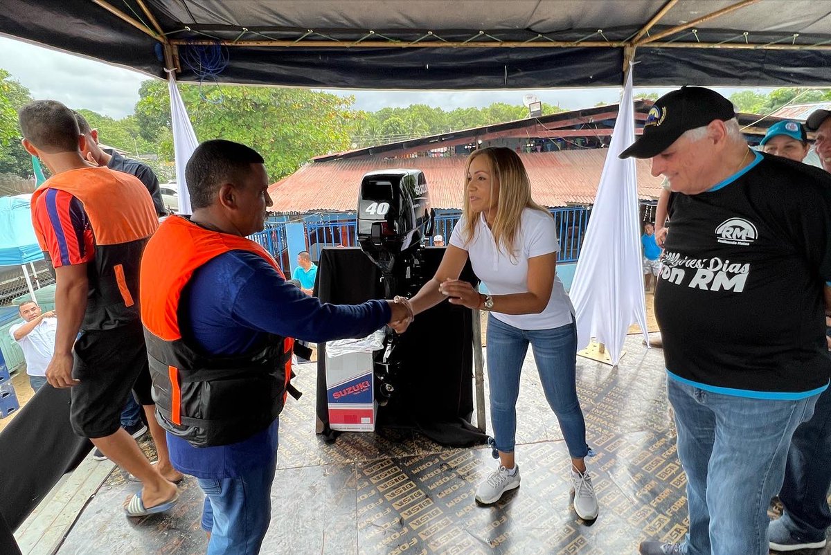 YanibelAbrego's tweet photo. Feliz de compartir este gran evento con los pescadores y @rmartinelli en #PuertoCaimito, con la carrera de lanchas, motores 40, 60 y 75.
Los ganadores se llevan un motor fuera de borda, para que sigan trabajando y llevando a nuestras mesas la calidad de su pesca. https://t.co/t1SHrY6Kra