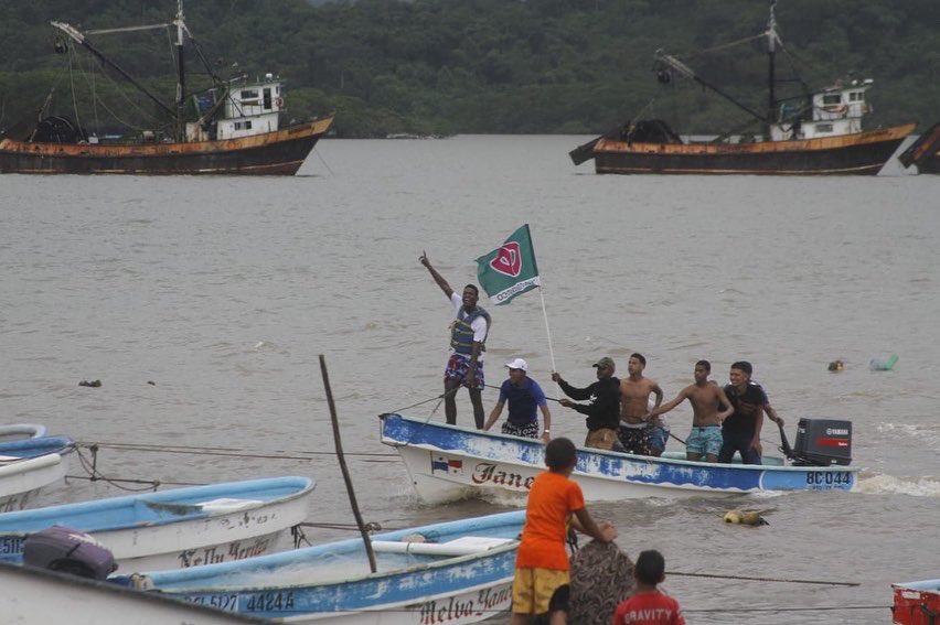 YanibelAbrego's tweet photo. Feliz de compartir este gran evento con los pescadores y @rmartinelli en #PuertoCaimito, con la carrera de lanchas, motores 40, 60 y 75.
Los ganadores se llevan un motor fuera de borda, para que sigan trabajando y llevando a nuestras mesas la calidad de su pesca. https://t.co/t1SHrY6Kra
