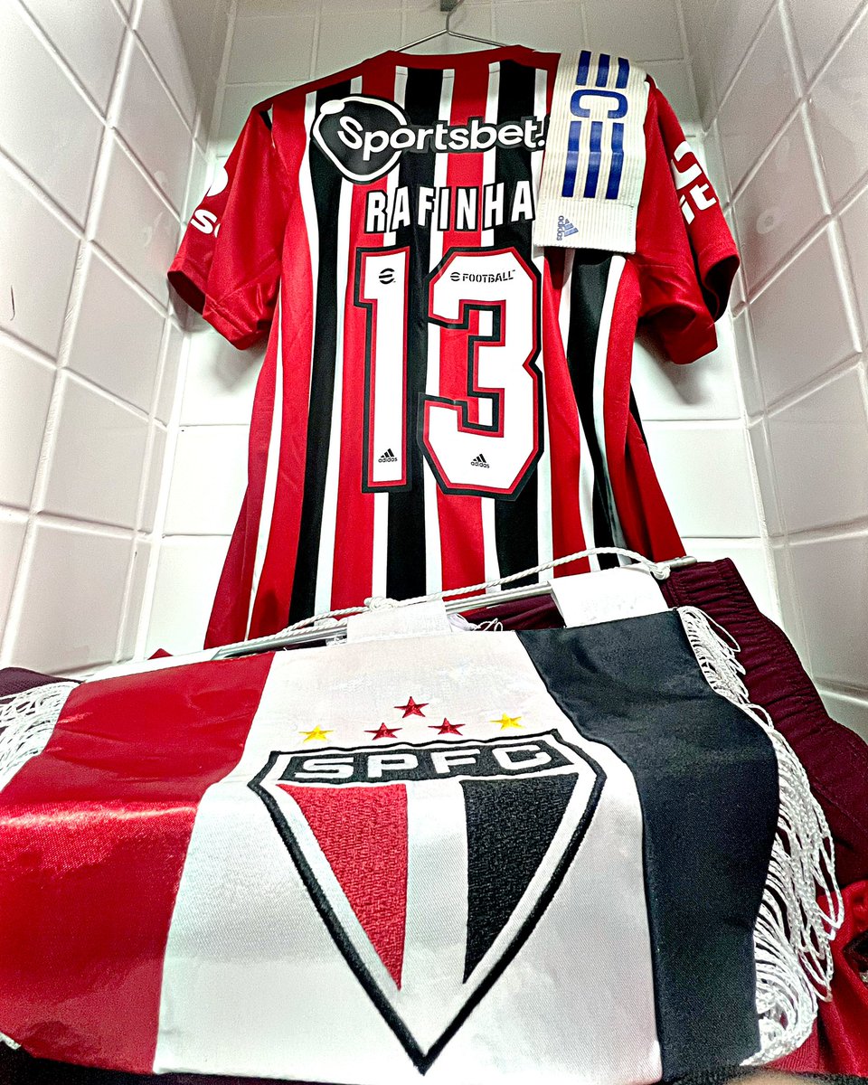 SaoPauloFC's tweet photo. ©️Rafinha é o nosso capitão no clássico!

#VamosSãoPaulo ❤️ https://t.co/EpWdPuk2iR