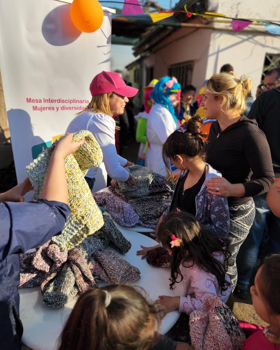Para celebrar el Día de la Niñez 👧🏼👦🏻 fuimos al merendero que tiene Silvina en Villa Tesei. 
Pasamos un día hermoso 🤩 a pura diversión, con regalos 🎁, payasos y juegos.
¡Feliz día a todos los chicos y chicas de Hurlingham!