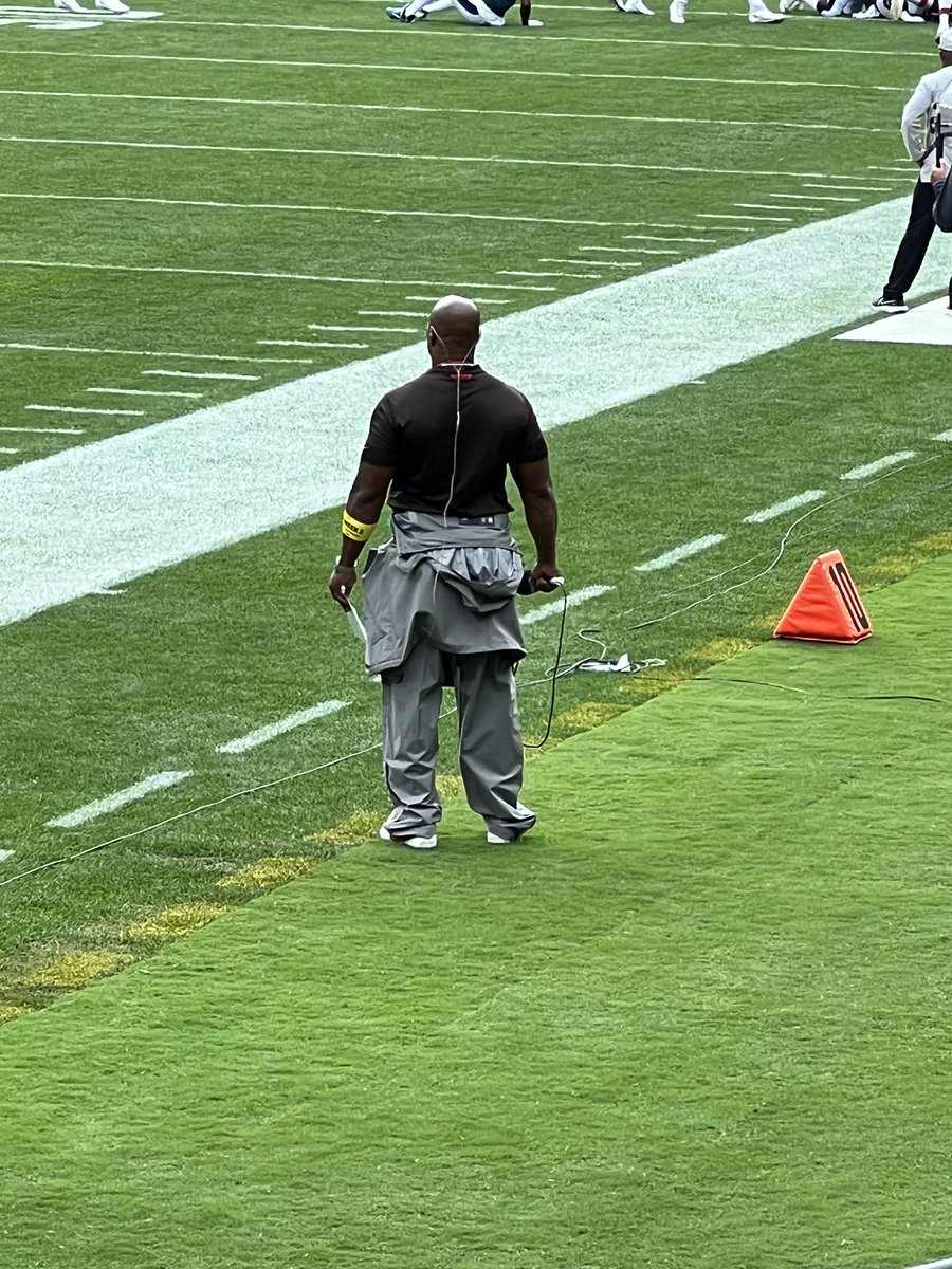 cokerboi93's tweet photo. @JRCherry3 has to be the biggest built sideline reporter I have ever seen🤣🤣🤣 gripping the hell out of that microphone 💯🤣🤣 #StrongAsHell https://t.co/z2gfxwnGJR