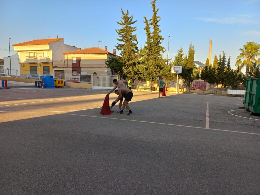 APTCalasparra's tweet photo. ➡️Nuesta afición puede con el calor, continuamos con nuestros entrenamientos!! 💪💪
Si quieres participar en ellos y en las diferentes actividades que organizamos no dudes en hacerte socio! https://t.co/fIU0C3CJRW