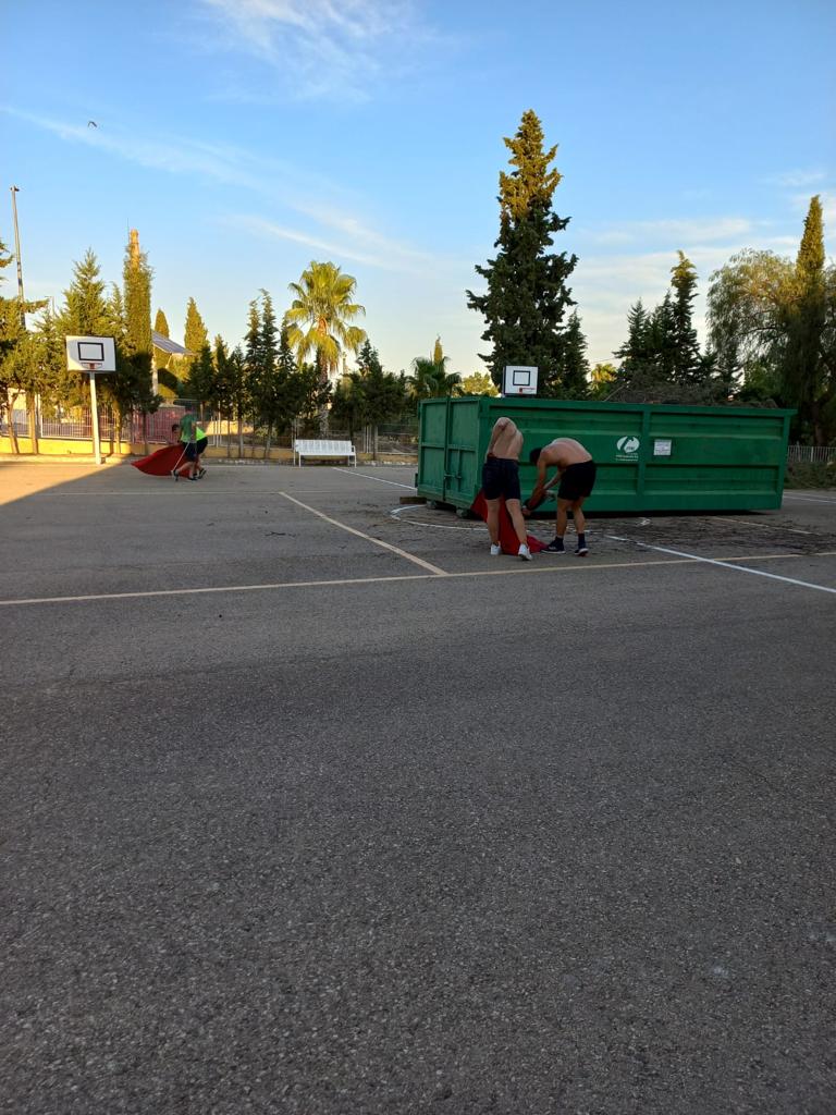 APTCalasparra's tweet photo. ➡️Nuesta afición puede con el calor, continuamos con nuestros entrenamientos!! 💪💪
Si quieres participar en ellos y en las diferentes actividades que organizamos no dudes en hacerte socio! https://t.co/fIU0C3CJRW