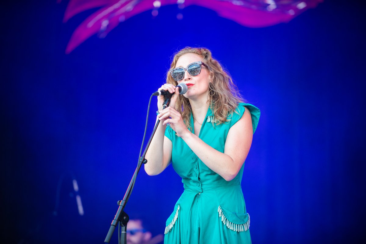 FolkPhilly's tweet photo. A moment of appreciation for our Martin Stage Melee Winner, @emilydrinker who absolutely ruled the stage this afternoon! 🌞 Special moments like this are what #PFF is all about! 

📸: Lisa Schaffer Photography https://t.co/YuNnDfzJ21