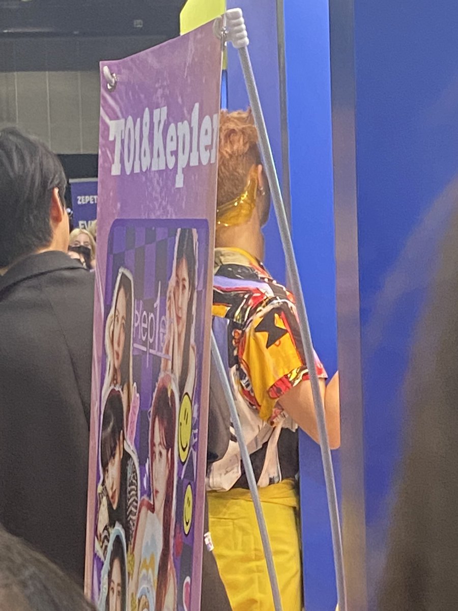 kyungho was like hugging the wall or sumn i was like???? 😭😭 
#TO1 #KCON2022LA  #KCON