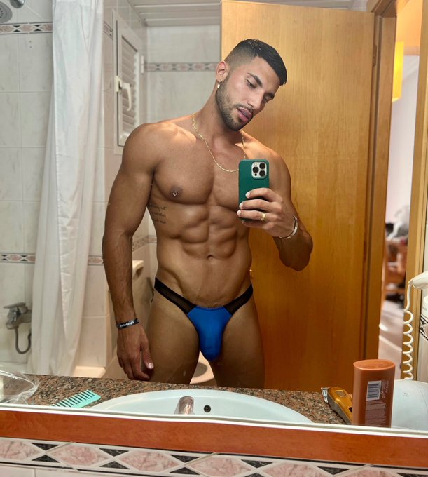 Retweet this if toilet selfies like that are hot for you 🔞#bulge https://t.co/gQ7snKsaua<a href="/tag/bulge"class="tags"><span>#bulge</span></a>