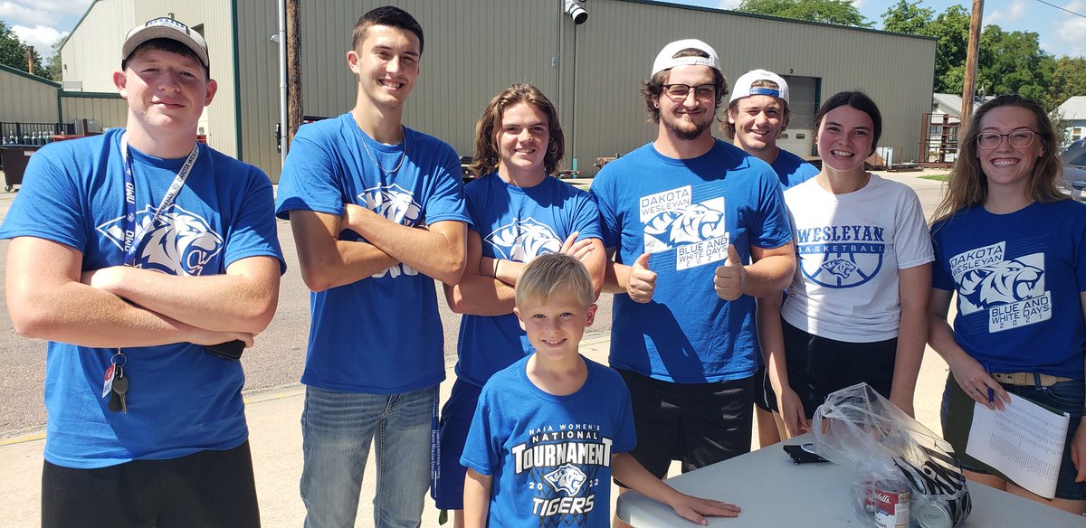 PresidentKittle's tweet photo. This was a wonderful event! 2,425 pounds of food, 10 teams and 125+ volunteers.  Thank you @dwucampmin for leading this Food Drive! And, there were three generations of Kittles serving. https://t.co/EXYQRs6TKa