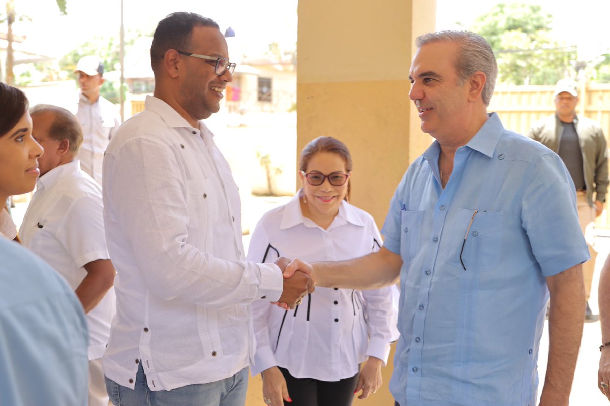 SuperateRDO's tweet photo. La entrega de nuevas tarjetas estuvo encabezada por el Pte. @LuisAbinader; la Gob. de Monte Plata, Rafaela Javier Gomera; @Digna10, Dir. Gral. de @AdessRD; @NezPatricia1, Dir. regional de SDN y el Subdir. Gral. de Operaciones de #Supérate, @WLewisM. #SupérateEnTuComunidad https://t.co/0ooUXEtCLN