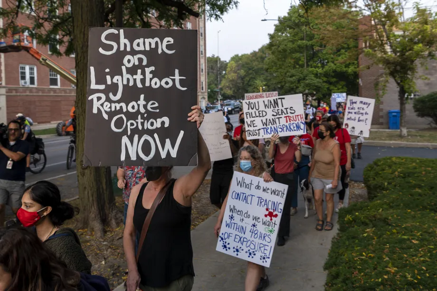 ChiParentsAct's tweet image. FLASHBACK - When @ChiPubSchools opened on August 30, 2021, we organized a #CPSSickOut to support families keeping their children home in protest. The district was in chaos with an interim leader, no COVID testing in place, and aggressively denying remote learning options. 🍎😷✊