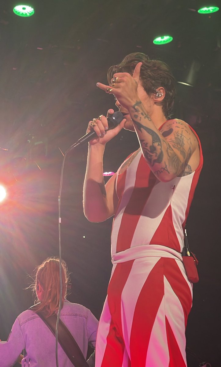 HSBRDaily's tweet photo. 📸 | Harry no palco da #LoveOnTourNewYork. 

via 1982bIues https://t.co/9ih75oyLB2