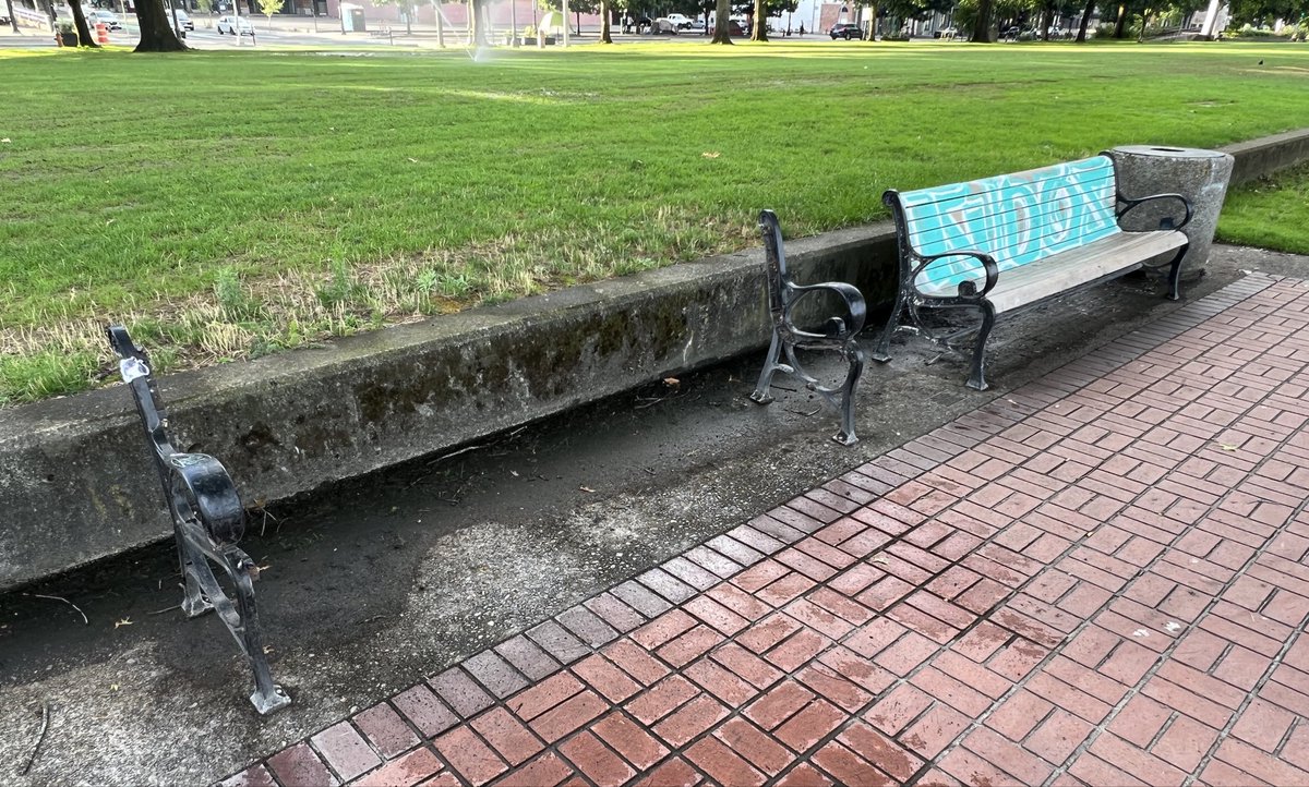 pdxccura's tweet photo. broken benches
Waterfront Park
August 2022
Portland Oregon
#pdxparks https://t.co/eE1sWV86a4