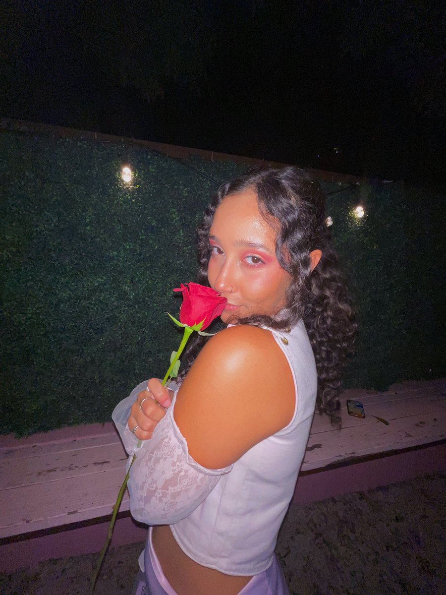 claudiadressel's tweet photo. time is jealous of you, and wars against your lilies and your roses. https://t.co/QhtJqsvonI