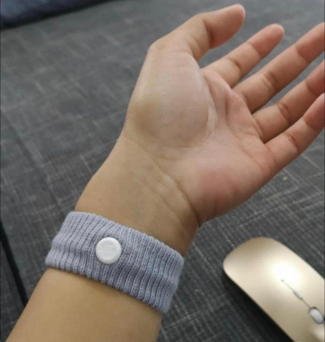 officialfans95's tweet photo. Sejak beli benda ni, alahan morning sickness memang hilang! Ramai yang reccomend kata boleh mengurangkan mabuk kenderaan, mabuk laut &amp; mabuk cinta eh. Bagus juga untuk ibu mengandung yang alahan macam aku, takpayah nak bergantung ubat 👍🏻

beli sini: https://t.co/PGlijdX1jw https://t.co/mNkMZRpqcA
