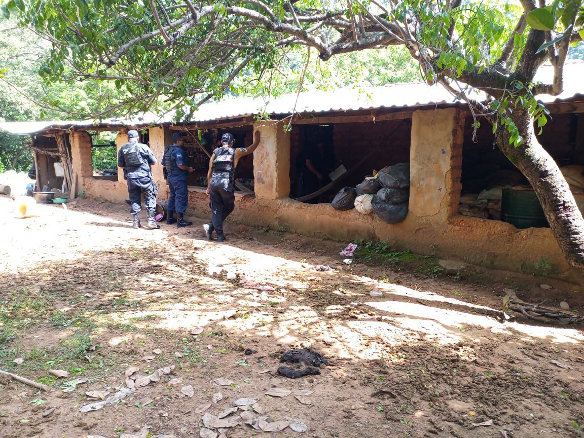 AztecaNoticias's tweet photo. Violencia en #Guerrero. 😔
Hombres armados asesinaron a cinco personas; cuatro de ellas integrantes de una familia en el municipio de #Mochitlán.
#Inseguridad #mochitlan
https://t.co/noAEh6fimB https://t.co/TYd49zuuOR