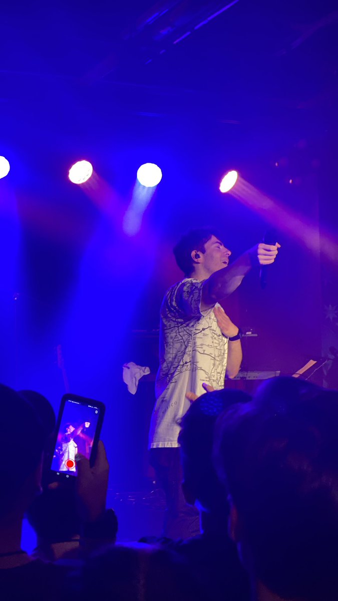 SGdoubleU's tweet image. I can’t believe I got to see and meet @HoodieAllen last night. BRB, dying. #sdkordie
