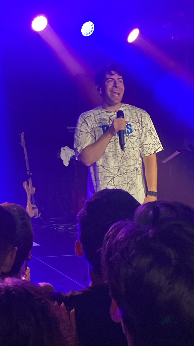 SGdoubleU's tweet image. I can’t believe I got to see and meet @HoodieAllen last night. BRB, dying. #sdkordie