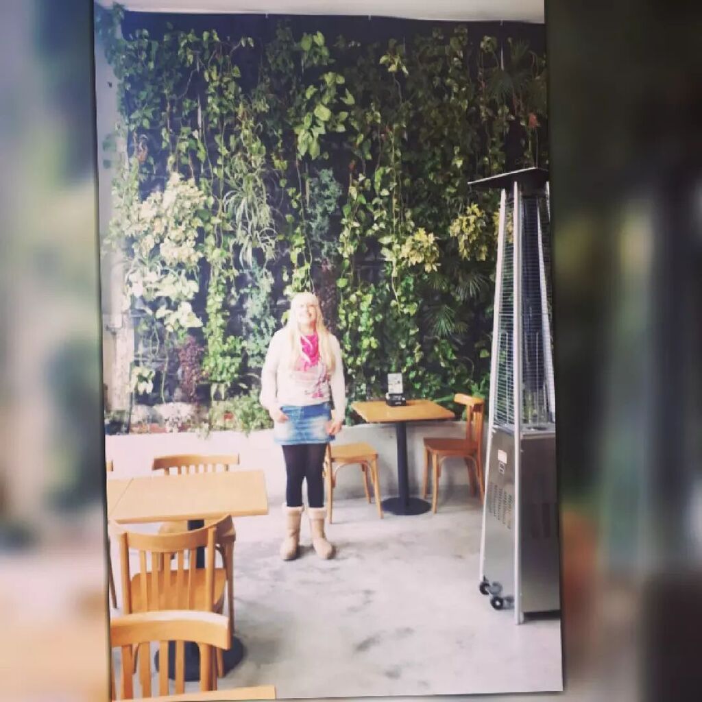 cenicienka's tweet photo. Hermoso jardín vertical en Café Martinez
#cafecito #cafemartinez #lanuseste #loscuchurrosencantados #paseos #jardinvertical https://t.co/vY6xKfSYJq