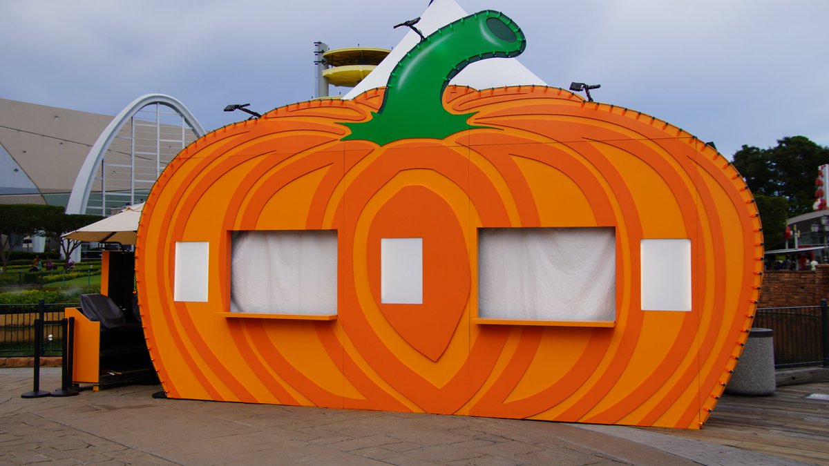 bioreconstruct on Twitter: "The #HHN Great Pumpkin outlined with lights."