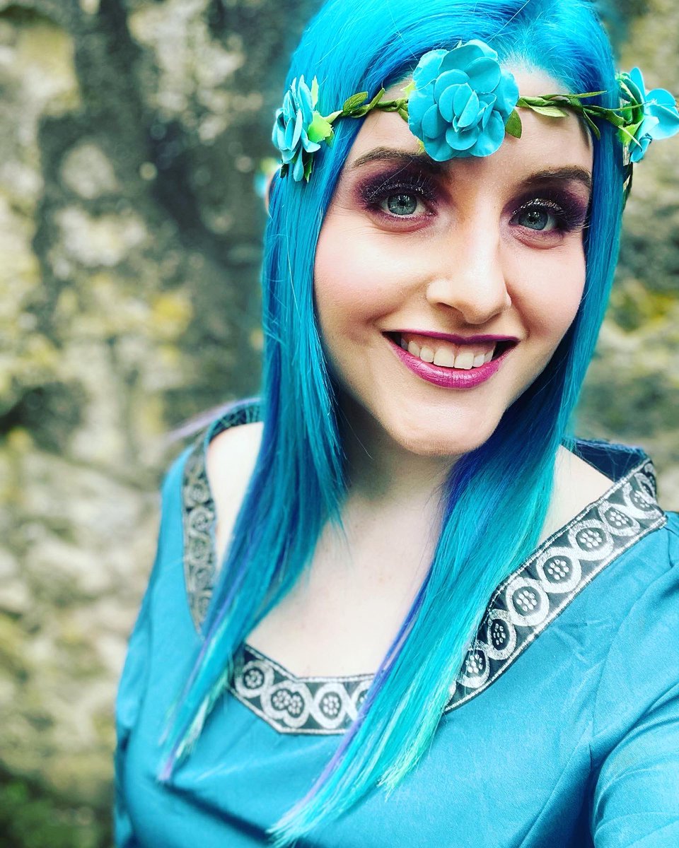 marifericequeen's tweet photo. 💐💙 🐲Ready for #houseofdragon 

#rock #metal #celtic #flowers #icequeen #targaryens #blueeyes #colorful #sunday #celticgirl #model #photoshoot #atomicturquoise #manicpanic https://t.co/KYKzL1Lyfz