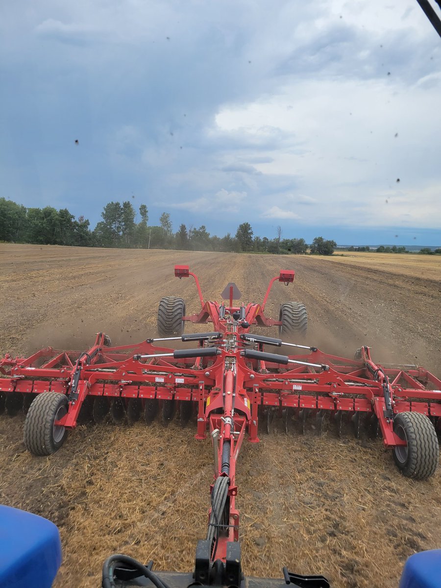 KerMacFarms's tweet photo. Seeded cover crop yesterday. Is it more work and hard to fit during the busy harvest season? YES..but we believe it's worth it. #SoilHealth #nosoilerosion #futureoffarming #TemAg #Farming #soil https://t.co/hufGS3unP7