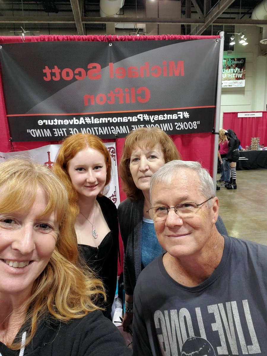 authormsclifton's tweet image. Last day of the Shreveport Geek'D Con. It's been a blast!
#shreveportgeekdcon #comiccon2022 #authormsclifton #lirabrannon #fantasy #michaelscottclifton