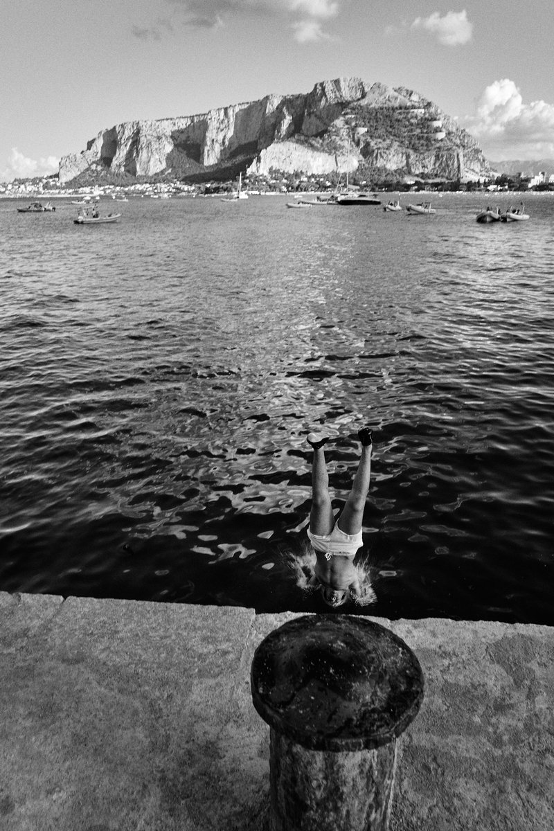 HelmutBerta's tweet photo. Alcuni #tuffatori del moletto a #Mondello 
Some #wharf #divers at Mondello beach #Palermo Agosto 2022 #sicilianvibes #sicilia #leica #leicaq #photography all pics on: https://t.co/8uR9iKxWnT https://t.co/wjsUpEt6nl
