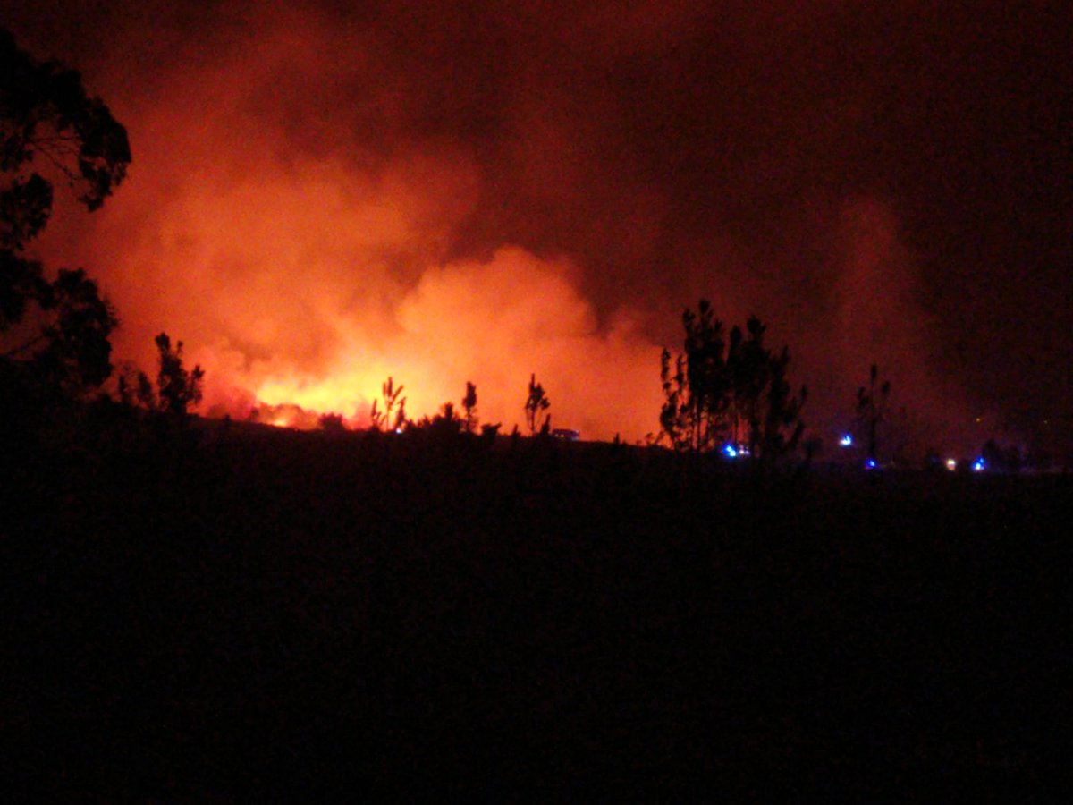 rvalenquer's tweet photo. #IRAlenquer #incendio #alenquer #surraipas #bairro https://t.co/vImVqkRNDO