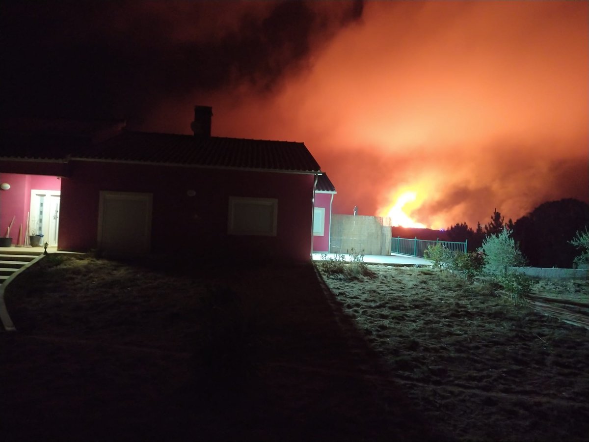 rvalenquer's tweet photo. #IRAlenquer #incendio #alenquer #surraipas #bairro https://t.co/vImVqkRNDO