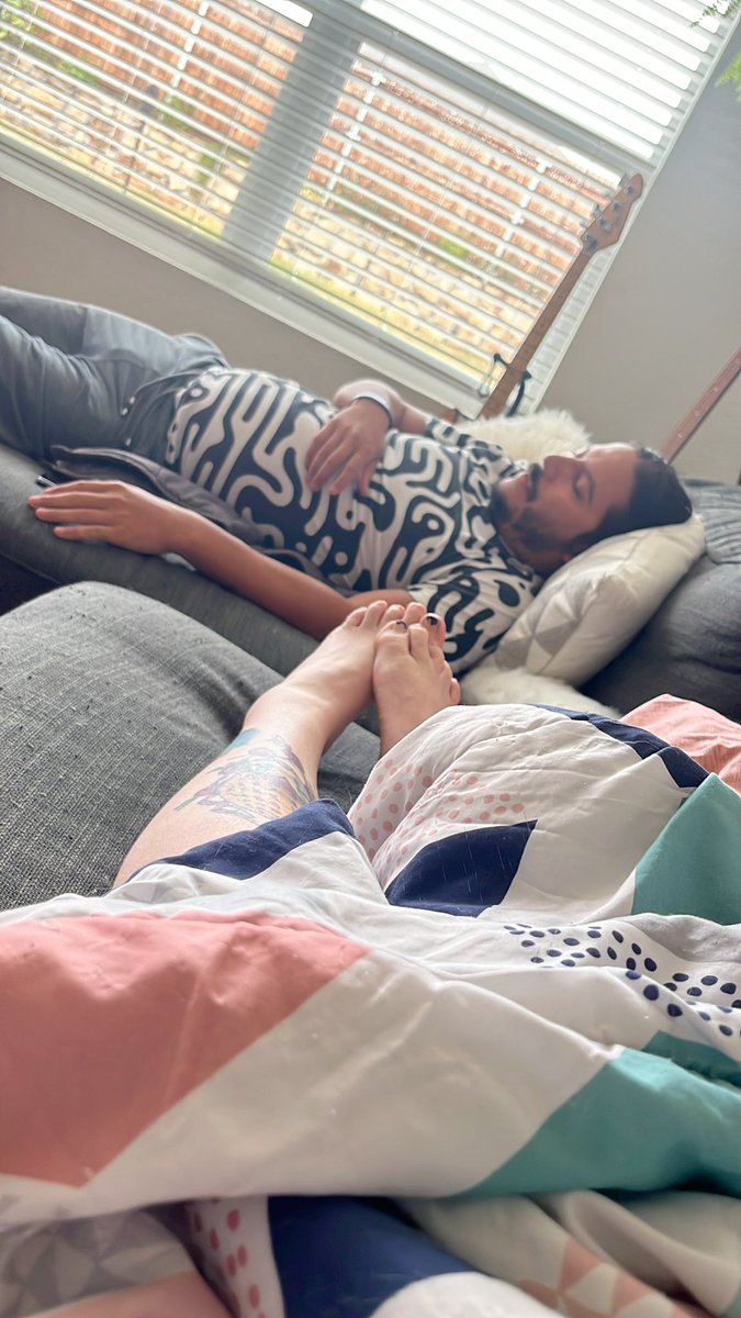 Step one: celebrate <a href="/RetroCraveMM/">RetroCrave</a>’s birthday
Step two: partyparty aaaaaall night
Step three: wake up on <a href="/chroma_punk/">chroma punk</a>’s couch at 5pm
Step four: Reschedule tonight’s stream for tomorrow 💋