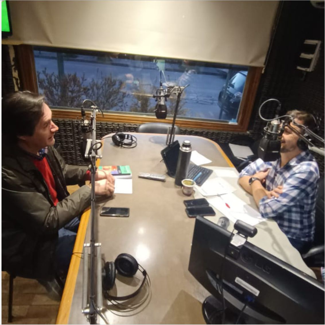 flaviomdiez's tweet photo. Gracias por la entrevista Emiliano Fernández en @frecuenciaurb y @carinabadino  

Presentando el nuevo libro "Confianza y Diversidad Comunicada" realizado junto @MarceloUsberto y analizando la #comunicación y sus #desafíos en la #actualidad

#RedComProfesionales
#quintinarrpp https://t.co/zAy9j2I4Uv