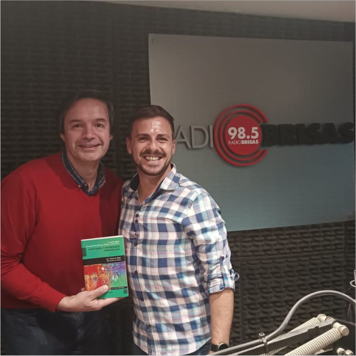 flaviomdiez's tweet photo. Gracias por la entrevista Emiliano Fernández en @frecuenciaurb y @carinabadino  

Presentando el nuevo libro "Confianza y Diversidad Comunicada" realizado junto @MarceloUsberto y analizando la #comunicación y sus #desafíos en la #actualidad

#RedComProfesionales
#quintinarrpp https://t.co/zAy9j2I4Uv