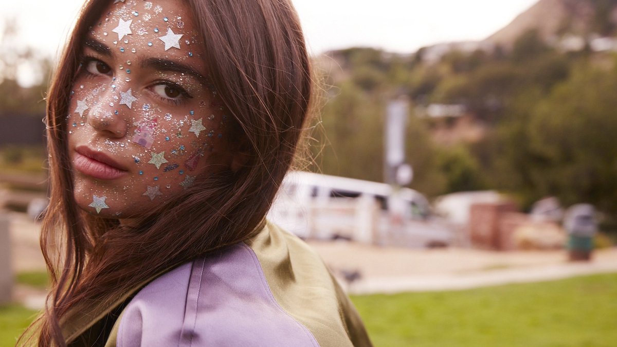 dlipahungary's tweet photo. #HappyBirthdayDuaLipa! Our superstar turns 27 years old today 🎊

Since age 15 she’s worked non-stop to become an undeniable force in the music industry, selling millions of records &amp; receiving billions of streams worldwide, all whilst winning countless awards &amp; breaking records! https://t.co/foicXkbDyy