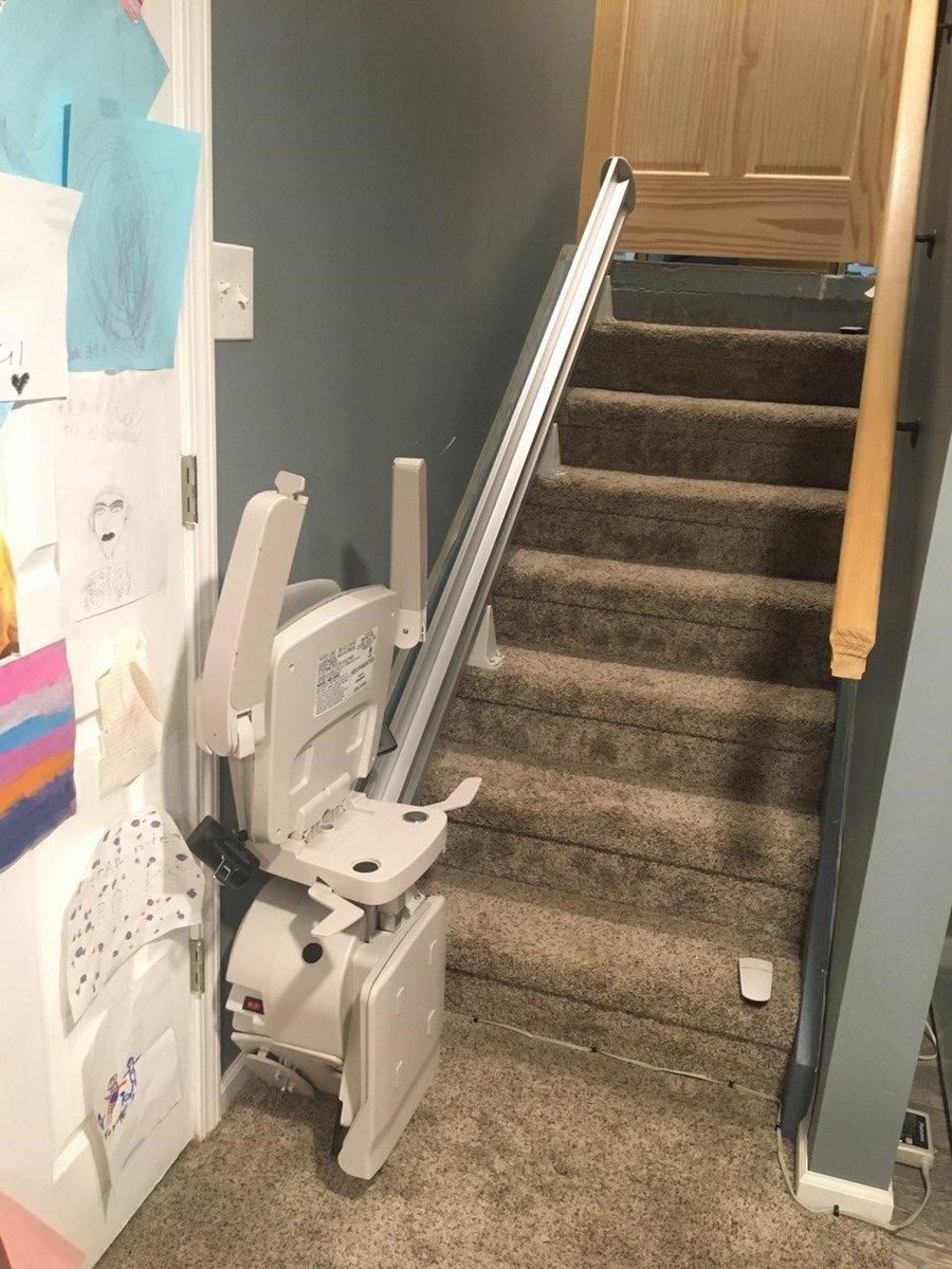 KasperRick's tweet photo. This Bruno Elan stairlift in Frankfort is a great example of how we can conceal a stairlift from the main level while still being functional and allowing you to move around all levels of your house freely. Reach out to us at 708-968-1250 for any mobility needs. https://t.co/wt5LdNsZNL