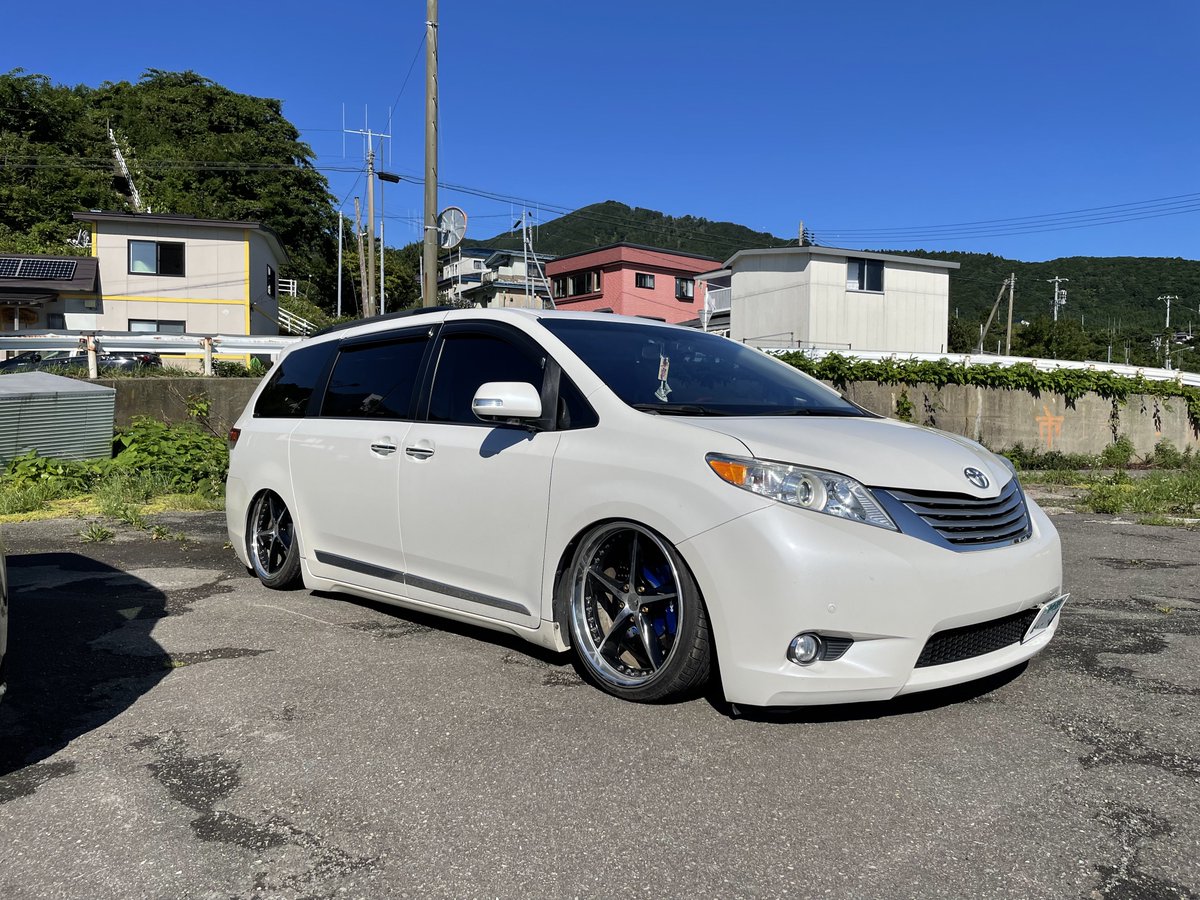 kazdom730's tweet photo. ダンプもやる事落ち着いたので
溜まってた部品ようやく付けて仕様変更しました😎
レオンハルト ベルテュ 21inch
ブレンボ F 8pot/R 4pot
ちび鬼製 純正加工アクスル
リアはインナーぶっ叩かないと10J入らなかったので後日しばきたいと思います😈
土曜日の18時から翌日の朝8時まで作業してましたw https://t.co/OrAVZiBC8q