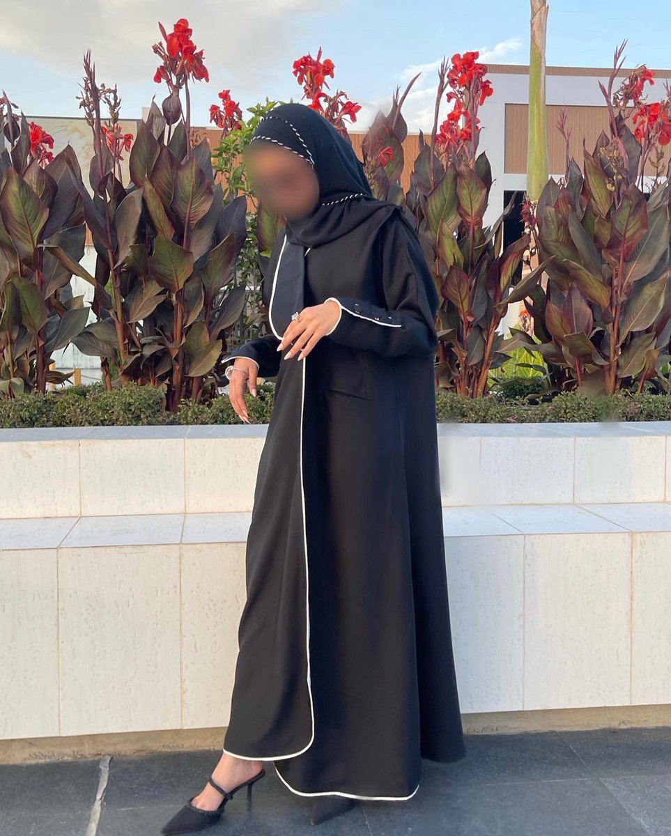yoonh_15's tweet photo. @AbayaWorlld @alrawm_abaya لا تعدونها تصاميمها وأقمشتها كويتيه تاخذ العقل 🤩🤍🤍🤍. https://t.co/yrPlkQXX33
