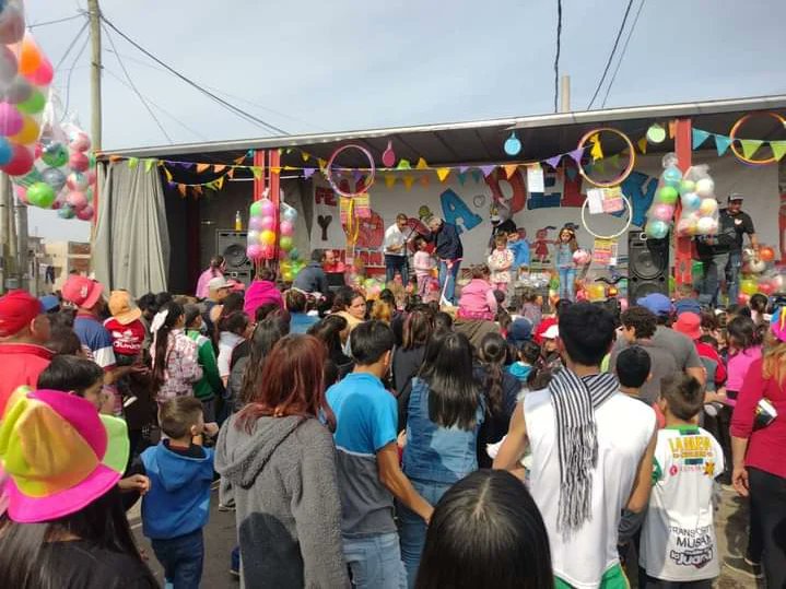 PRIMERO LOS NIÑOS.
Junto a #compañeros, vecinos y amigos festejamos el día del niño fecha que me impulsa con el corazón a participar desde lo mas profundo del mio♥.
No hay nada mas lindo que la espontaneidad, la miradas, la inocencia de los niños.
¡ FELIZ DÍA DEL NIÑO !