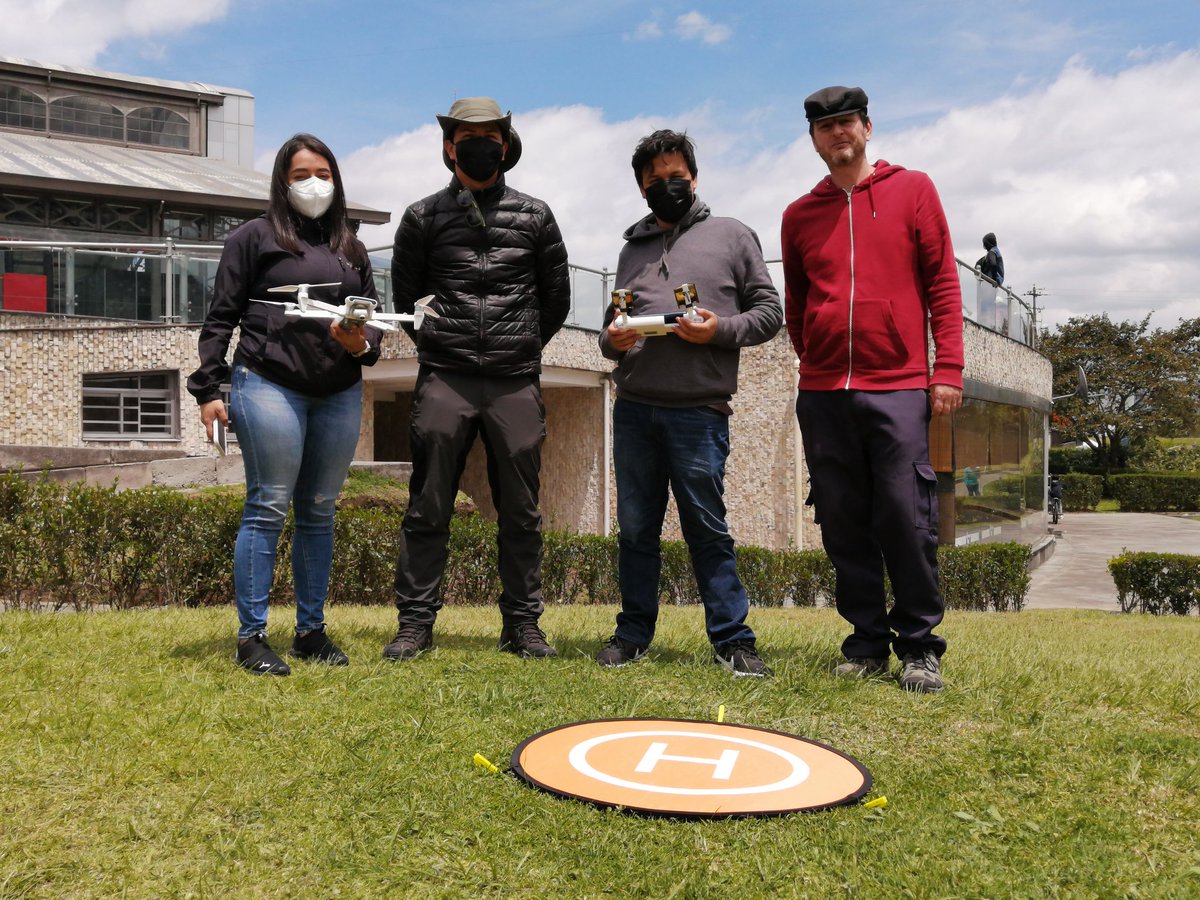 InstiSr's tweet photo. 👏 Nuestros estudiantes de Operación de #Drones demostraron su destreza 🎮 para realizar maniobras de vuelo seguras.
Toma nuestros #Cursos con certificado universitario.
🧑‍💻 #Drones: https://t.co/g5uf6Yoeoi
👩🏻‍💻 #Fotogrametría: https://t.co/z52jrdIANb
🤳 Wp: https://t.co/FHJl4NB3ay https://t.co/21BmF8nWbi