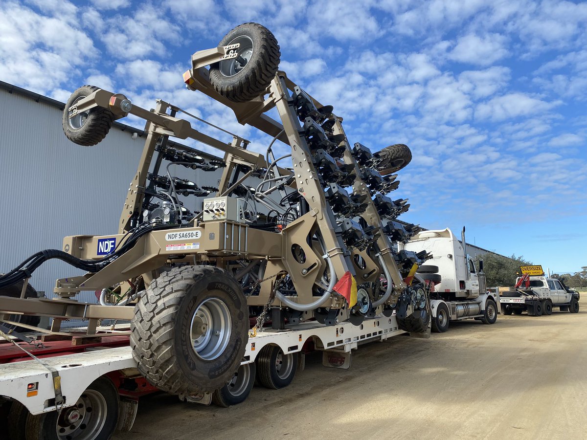 dale_ndf's tweet photo. 12m on 4m wheel centres headed to Goondiwindi area. The VF radial tyres look pretty nice!! https://t.co/oqChq3zKBh