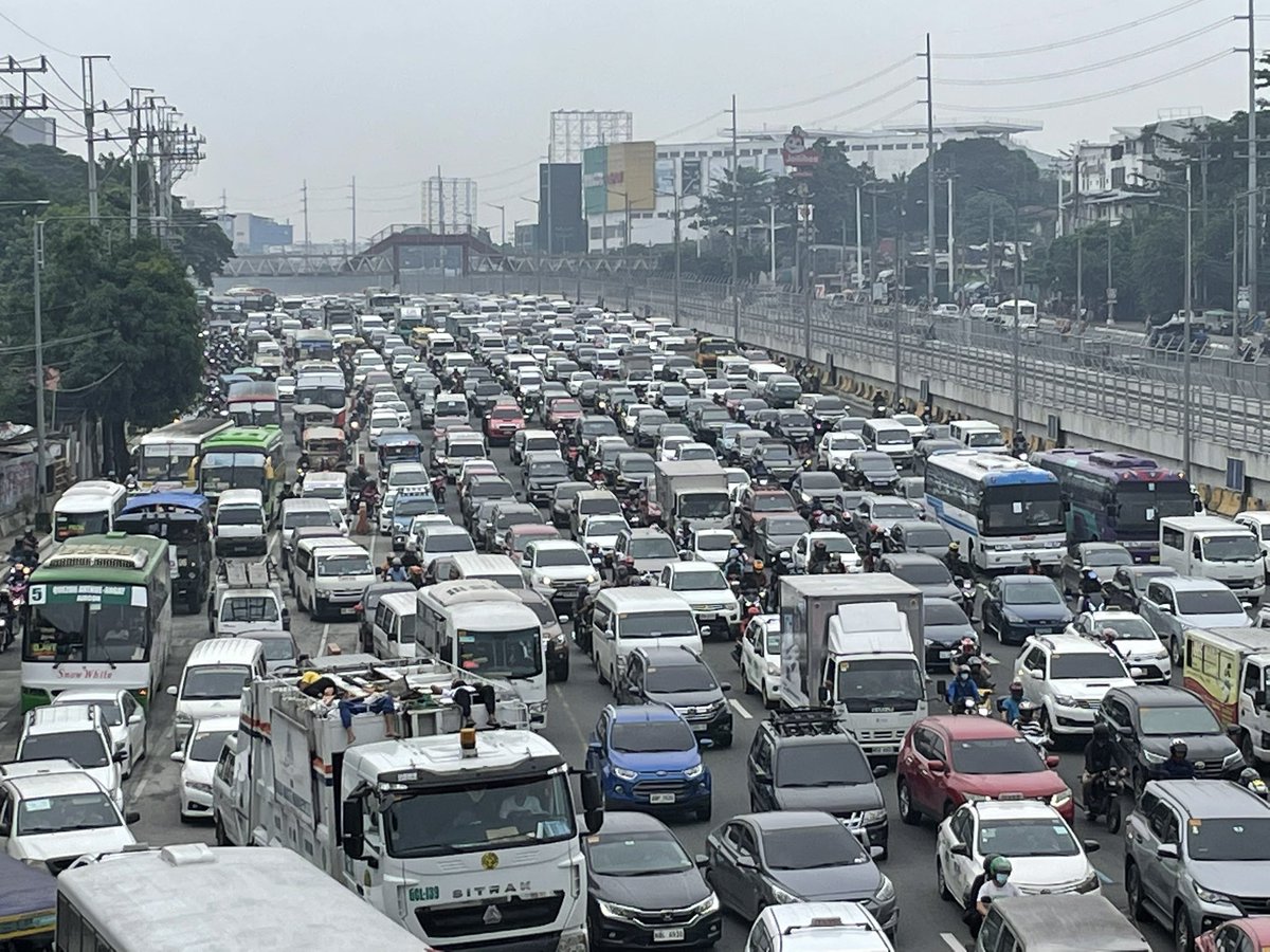 Joseph_Morong's tweet photo. LOOK: Volume of vehicles along Commonwealth Avenue (Southbound) as of 7:52am. Schools start today @gmanews https://t.co/sJm9yDkcDt
