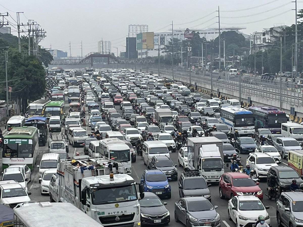 Joseph_Morong's tweet photo. LOOK: Volume of vehicles along Commonwealth Avenue (Southbound) as of 7:52am. Schools start today @gmanews https://t.co/sJm9yDkcDt