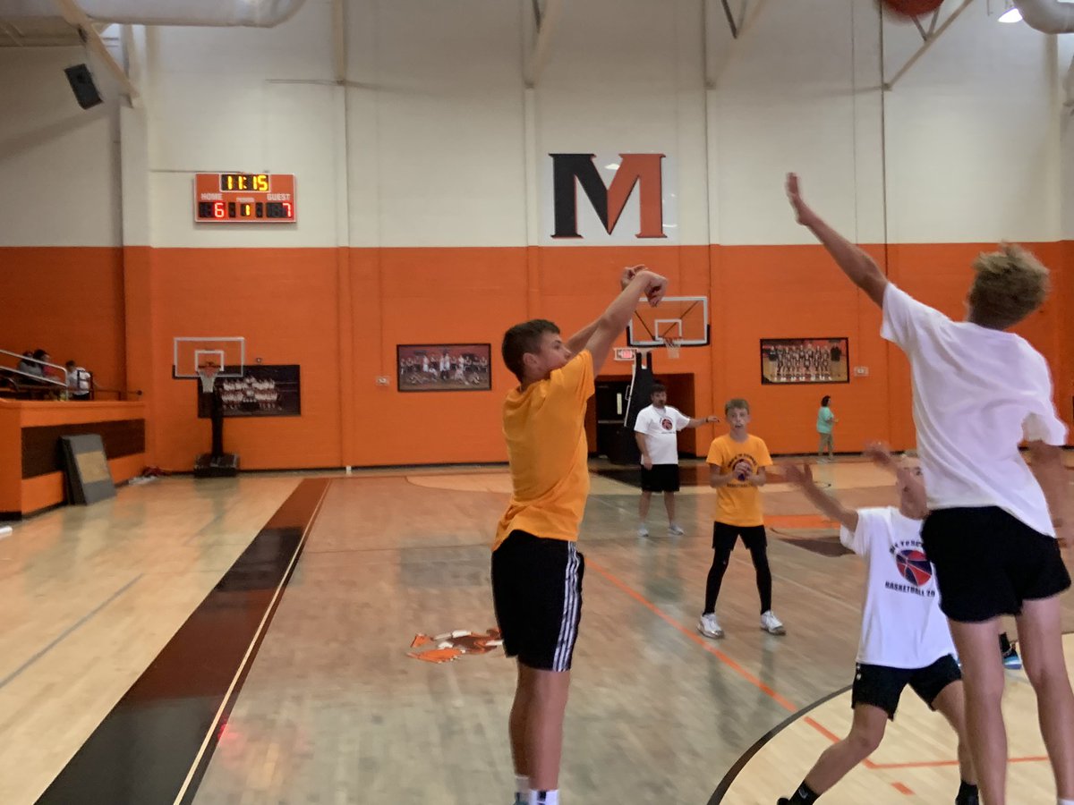 2022bk2sklhoops's tweet photo. Day 2 is in the books! Another great afternoon of hoops today at Mo East. Always fun to watch good players help each other get better! https://t.co/G5UvX4vZc8