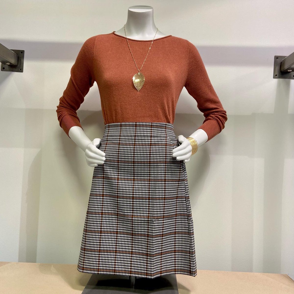 TangerTilton's tweet photo. Cute top + great skirt + TangerStyle savings = the perfect outfit from LOFT Outlet. It's simple math! 🧪 

Up to 25% OFF now through 8/28. Visit https://t.co/UmlRUiujWI to get your coupons!

#tangeroutlets #shopping #deals #loftoutlet #coupon #style #fashion https://t.co/a1XfD9b16N
