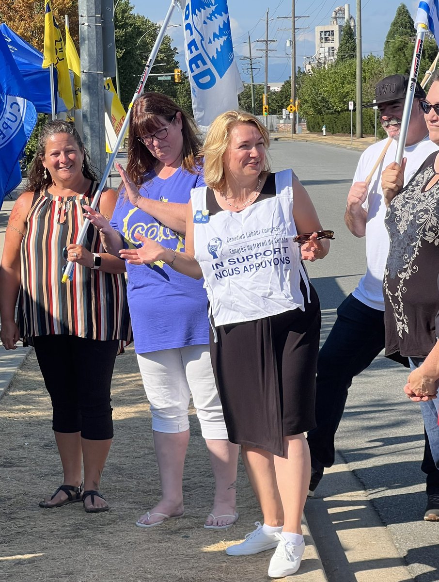 steph_smith303's tweet photo. #Solidarity on the @bcgeu line today ✊🏻 @PresidentCLC @CLCVPSiobhan @LoriMayhewDelta @BNederpel @kranalletta @MoveUPTogether @CUPEBC @SussanneRS @bcfed @ILWUCanada #bcpoli #bclab #FightForCOLA https://t.co/sP3POJ5SWg