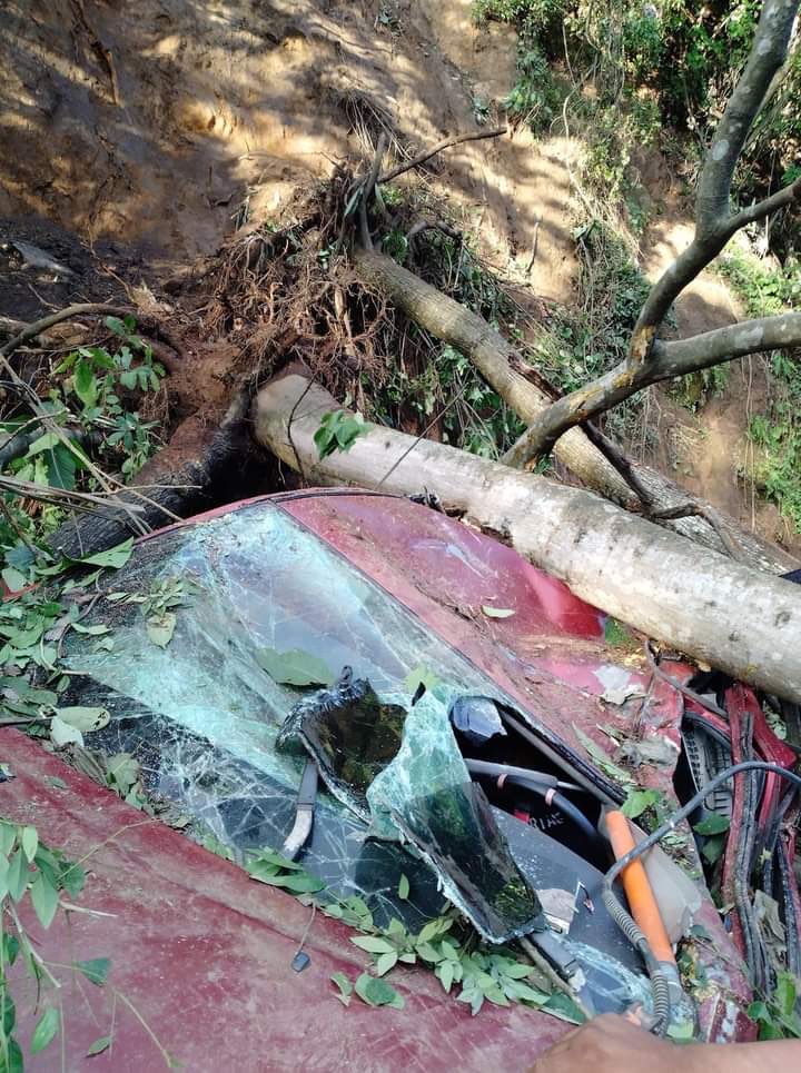 WillianConN's tweet photo. Yo digo que arreglar esta carretera es más importante que un estadio nuevo, unos juegos mecánicos en la playa y un asfalto pintado de azul en San Benito. ¿Hasta cuándo seguirán muriendo personas en #LosChorros? https://t.co/ieLAuT5Lzy
