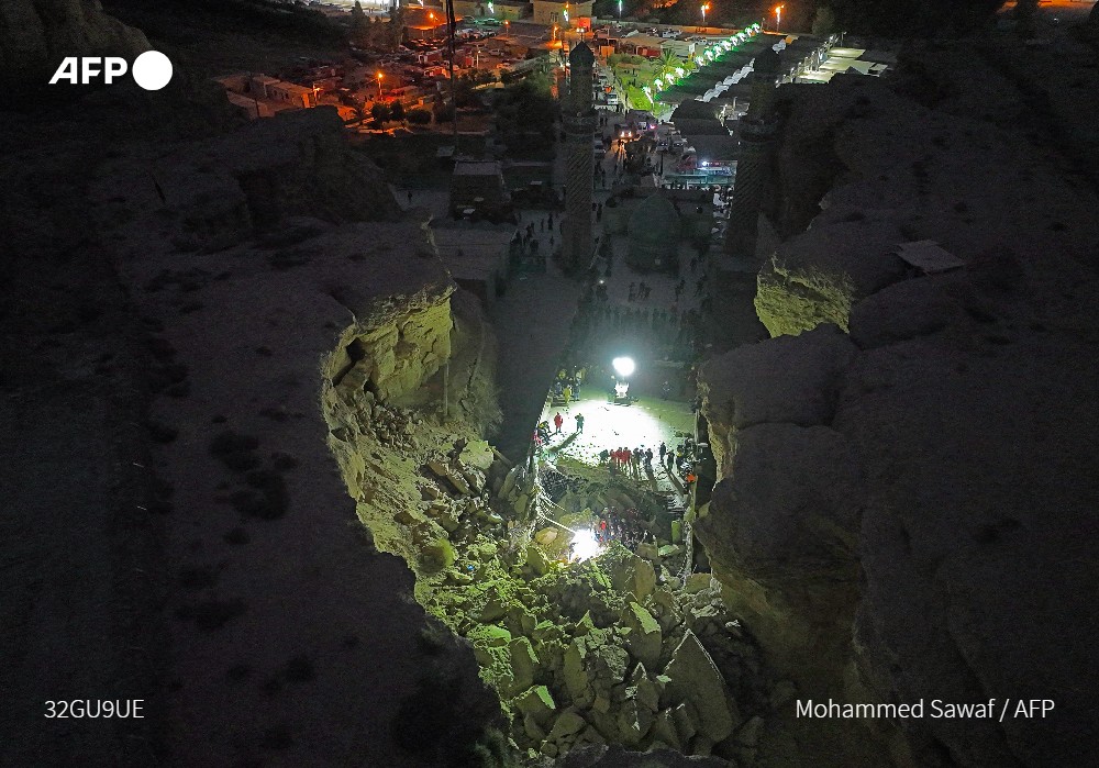AFPespanol's tweet photo. Al menos cinco muertos en derrumbe de mausoleo chiita en Irak #AFP 

➡ https://t.co/zzol1k41iY
✍ Salman Amin 
📸 @mo_sawaf https://t.co/LXtOnSKikr