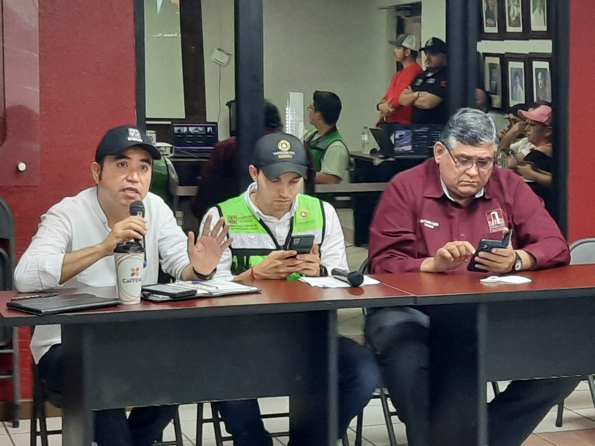 Continuamos atendiendo puntualmente los colapsos que se han presentado por las fuertes lluvias en #Guaymas y #Empalme, sumando esfuerzos con los 3 niveles de gobierno y supervisando las áreas más afectadas atendiendo de inmediato. Ya reanudamos con precaución la carretera Fed. 15