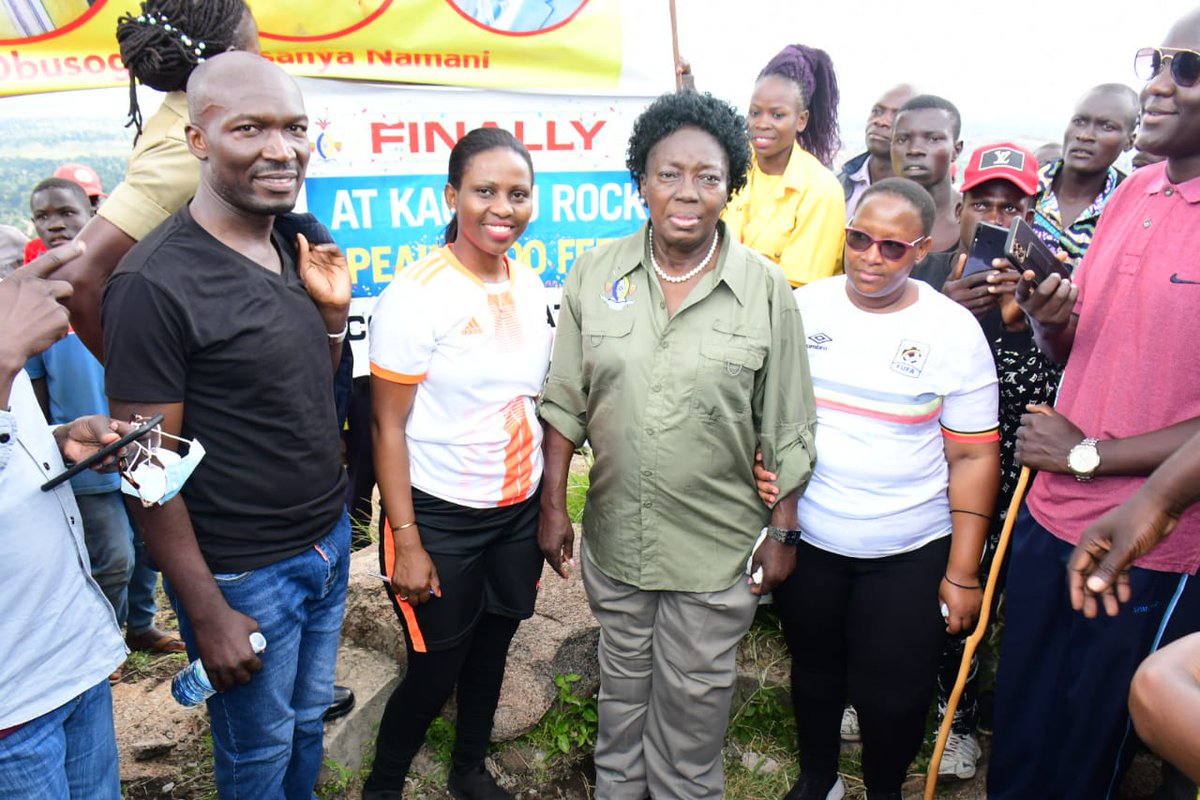 KingNadiopeIV's tweet photo. His Majesty William Wilberforce Gabula Nadiope IV,followed by the First Deputy Prime Minister Hon Rebecca Kadaga,they arrived at the peak at different times, signed on a banner and each took photographs while at the peak.
#DiscoverBusoga'sDazzlingBeauty
#ParadiseForNatureLovers https://t.co/xGQLVviLXf
